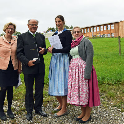 Pächterinnen Victoria Schubert und Franziska Schwinghammer mit Josef Mederer und Dr. Monika Kania-Schütz