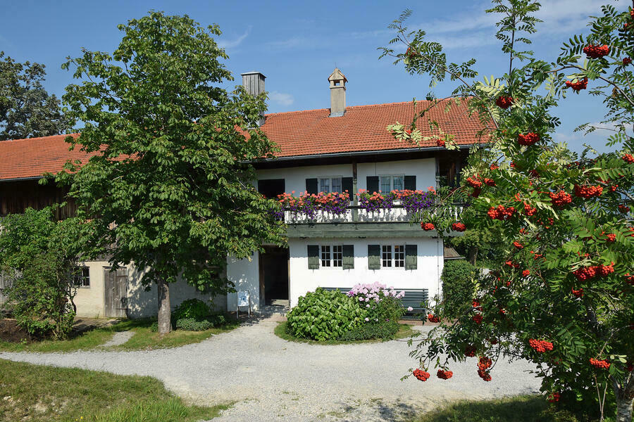 The house name Bachl is probably derived from Pächl, which is the name of the first documented family who lived in the farm.