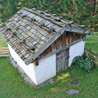 The baking house from Brand was once part of the Fellner farm, a single-roof farmhouse near Ruhpolding. Today, its function at the Open Air Museum is to complete the Weißenbach property, whose outbuilding no longer existed when the farm was taken on.