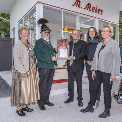 Familie Meier bergibt einen original Gasolin-Schlsselanhnger an Bezirkstagsprsident Josef Mederer.