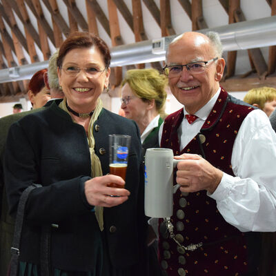 Hildegard Hoffmann vom Bayerischen Trachtenverband stie mit BTP Josef Mederer ebenfalls auf eine erfolgreiche Museumssaison 2023 an.