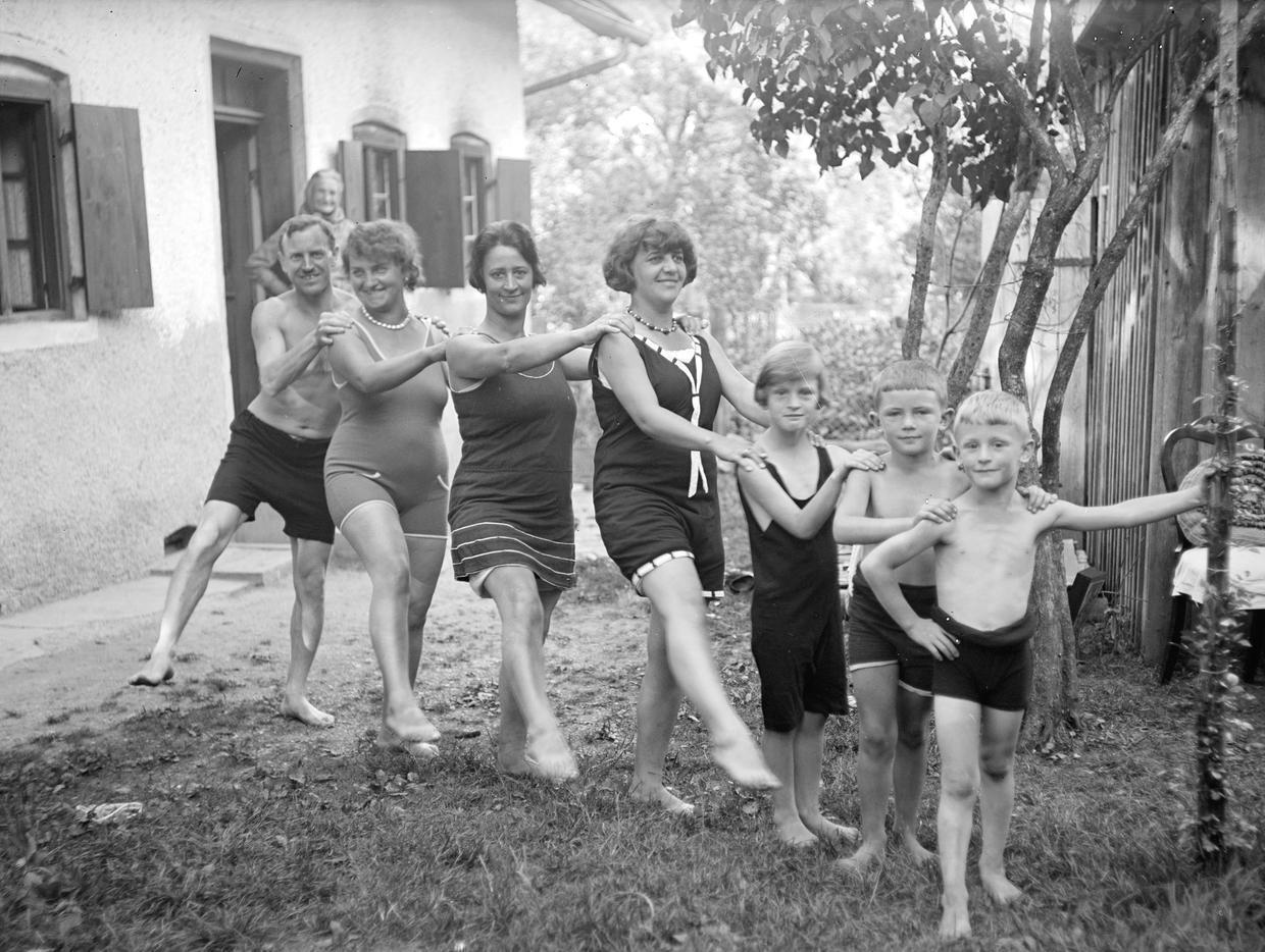 Familie in Badebekleidung, 1928