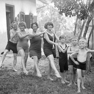 Nach Krieg und Inflation suchte die Bevlkerung wieder nach Vergngungen: Familie in Badebekleidung, 1928