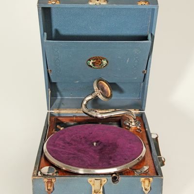 Koffergrammophon der Marke "Monachia". Das Abspielen von Schellackplatten auf solchen Gerten war in den 1920er Jahren sehr beliebt.