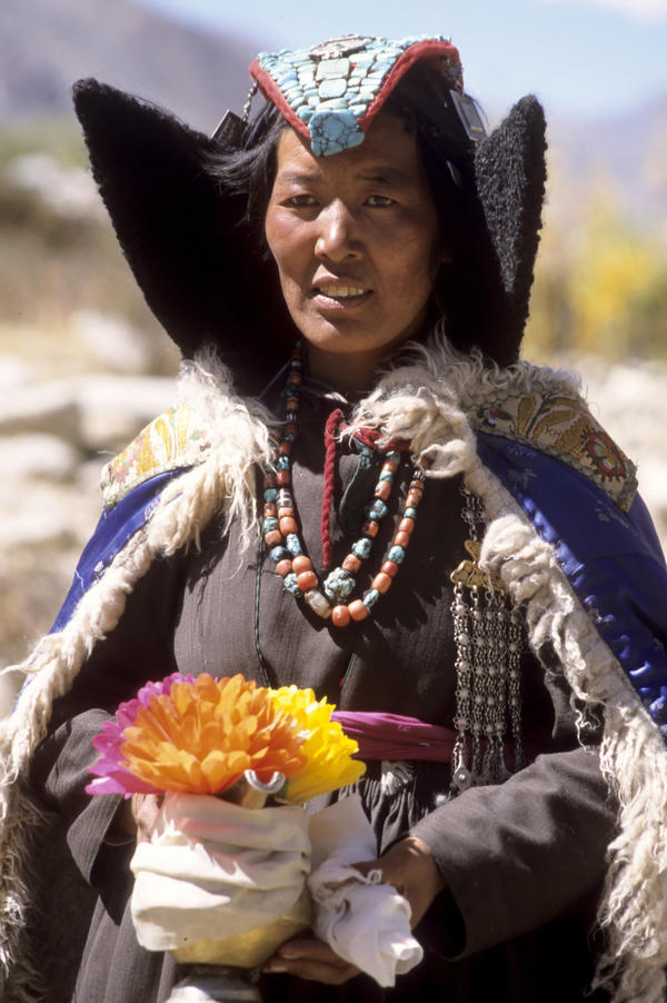 Ladakhifrau in Tracht mit Perak