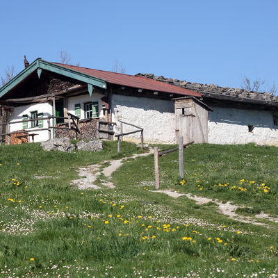 The Weberbauerkaser building is not a wooden structure; the walls were constructed using quarried stone. The roofing above the living quarters is sheet metal, with wooden shingle covering the roof of the working quarters.