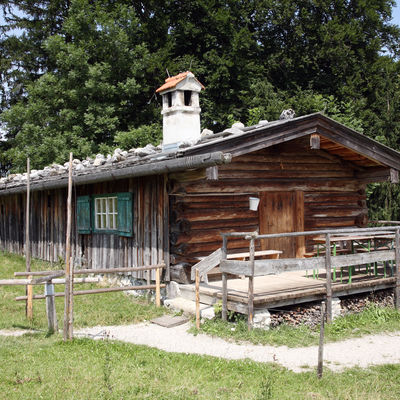 The «Duslaualm» was used as a low mountain pasture. Three cabins. and a shared haybarn were recorded here in the mid-19th century, run by the Hanndl, Zahler and Spitzer farms in Kreuth. The Hanndl cheesemaking hut is built in a mountain pasture style typical to the northern Alpine region, with small living quarters and a large stable.