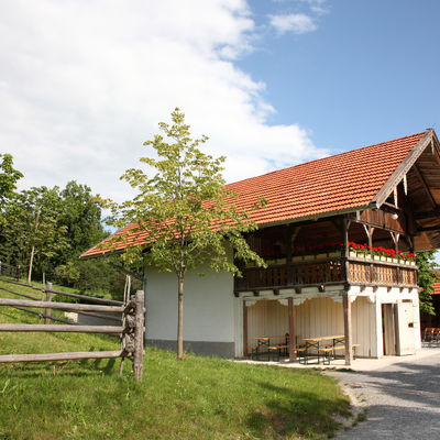 This ensemble consists of two buildings: a bowling alley and a veranda, or «Salettl»/pavilion, which both once belonged to the Staudham guesthouse. The veranda combined several functions under one roof: ice house, cold-storage room, bar and veranda. The former ice house is now a modern kitchen for the restaurant. The bowling alley can be rented out.