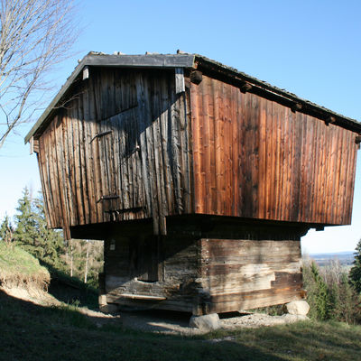 The original, single-storey granary in cubic form is
a log-assembly construction. A much larger upper floor built with timber frame and wooden planks was added in 1864 to store and mature the unthreshed grain.