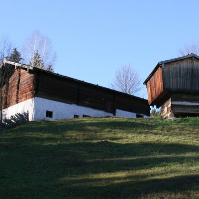 What makes this traditional barn special is the combination of keeping livestock and the harvest under one roof. Its location on a slope allowed the farmer direct access to the threshing floor via a ramp