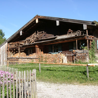 This small property was the first to be reconstructed at the museum in combination with outbuildings. Most of the furnishings are in their original form. The name of the small property «Beim Hirten» is first mentioned in the sources in 1760.