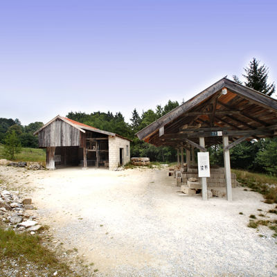 The two structures, a workshop with a tuff saw and a storage shed, highlight the ways in which calcareous tuff was extracted and processed in southern Upper Bavaria.