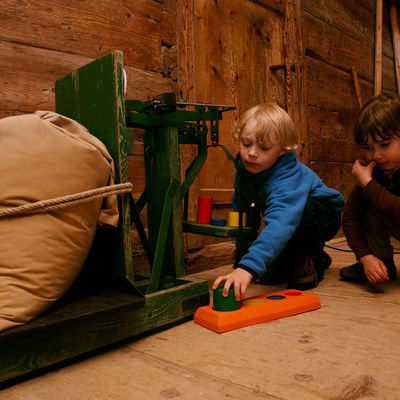 Kinder beim Spielen im "Haus zum Entdecken". Foto: Gerhard Nixdorf.