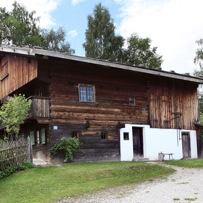Weaving was once a widespread craft. There are three buildings at the Open Air Museum whose inhabitants earned extra income as weavers. One of those is Deichlhäusl, where regular hand loom demonstrations take place.