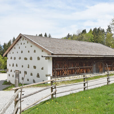 The «Bundwerk» barn exhibited at the Open Air Museum was originally part of a «Wasserburger Zwiehof», which is a farmstead made up of a byre-type dwelling and a barn.