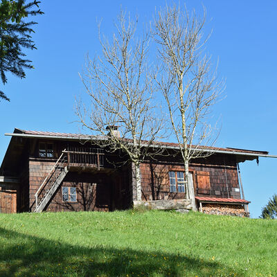 The southern Chiemgau region is a popular elite hunting destination to this day and the Wieselberg hut was built as prestigious lodging for wealthy hunting guests in 1897. When the annex for foresters and woodsmen was built in 1954, a new social group moved into the mountain hut. Both functions, workers' accommodation and hunting lodge, are clearly separated.