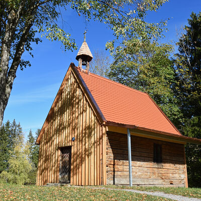 This chapel, consecrated to St. George, is from the hamlet of Kirnberg which contained 11 farms. It belonged to the «Kirnberg chapel community», which built the chapel as a prayer room and oratory and shared the costs and maintenance expenses. The chapel is therefore a private oratory furnished according to the personal requirements and habits of Kirnberg farmers, with altars, statues of saints and pictures.