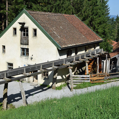 The Fischbach mill belonged to an agricultural property with an imposing estate and was a mill which people paid to use, so it was not only the miller's own grain which was ground, but mainly that of the surrounding farms.