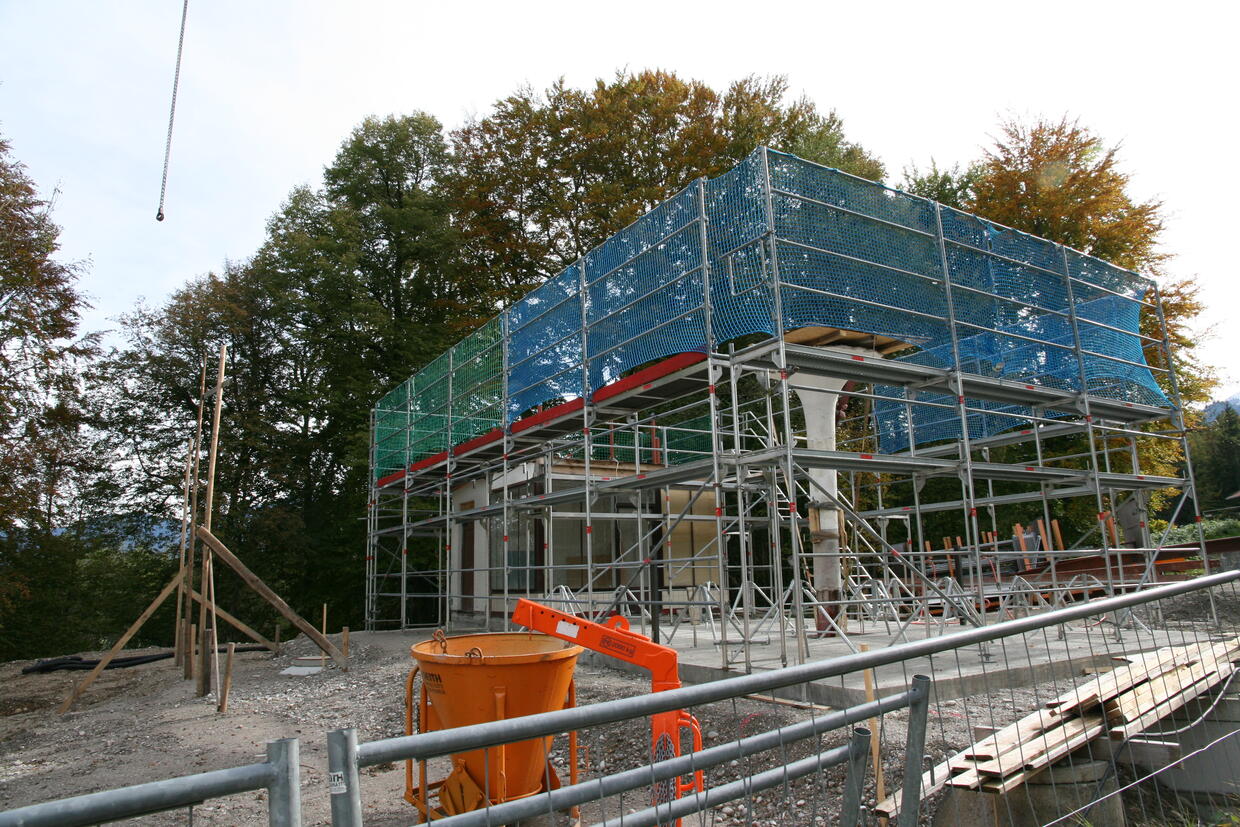Das Baugerüst steht, nun kann der Aufbau des Daches beginnen.