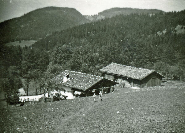 Marosen-Lehen 1930er/1940er Jahre, bestehend aus Wohnhaus und Stallstadel