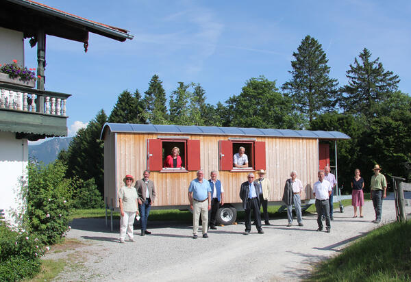 Die Vorstandschaft des Freundeskreises Freilichtmuseum Südbayern e.V. übergibt den Bauwagen.