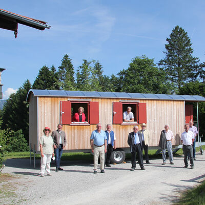 Die Vorstandschaft des Freundeskreises Freilichtmuseum Sdbayern e.V. bergibt den Bauwagen.