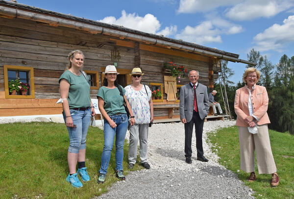 Vertreterinnen der ehemaligen Besitzerfamilie mit Bezirkstagspräsidenten Mederer und Museumsleiterin Kania-Schütz