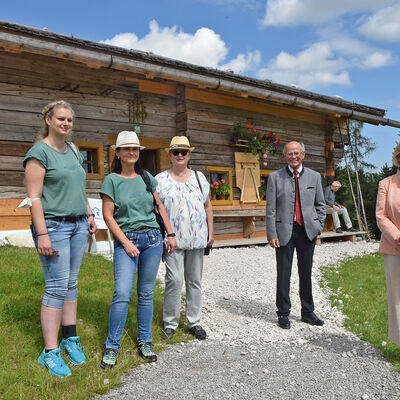 Vertreterinnen der ehemaligen Besitzerfamilie mit Bezirkstagsprsidenten Mederer und Museumsleiterin Kania-Schtz