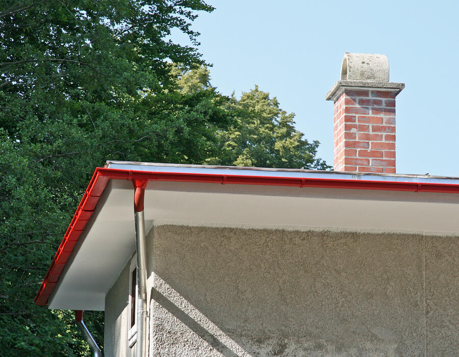 Weißes Dach und rote Dachrinne, die Tankstelle hat zum Teil schon wieder ihre ursprüngliche Farbgebung.