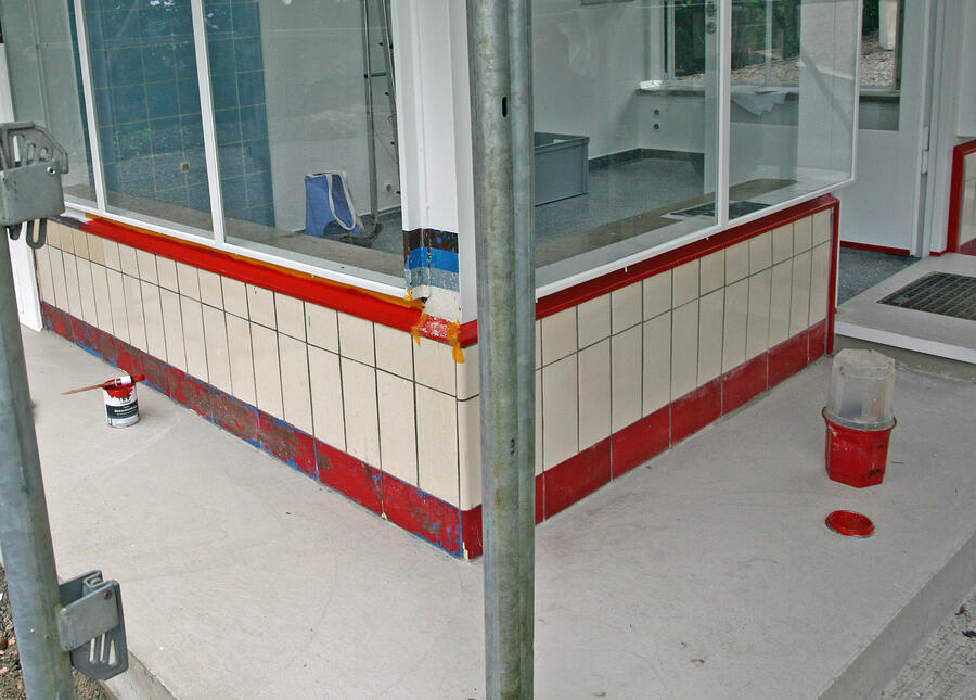 Die Tankstelle hatte im Lauf ihrer Geschichte bereits mehrere Farben, im Museum erstrahlt sie wieder in Weiß und Rot.