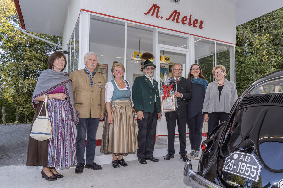 Familie Meier mit Bezirkstagspräsident Josef Mederer und der Museumsleitung