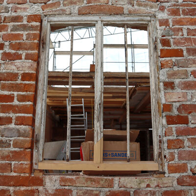 Schadhafte Stellen am originalen Fensterrahmen wurden entfernt und durch neue Teile ersetzt.