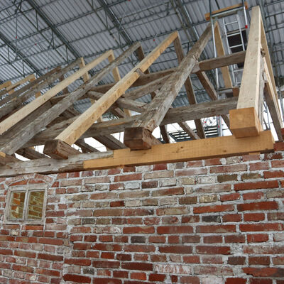 Bei den Dachbalken wurden zum Groteil originale Bauteile verwendet. Einige jedoch mussten durch neue Balken ersetzt werden.