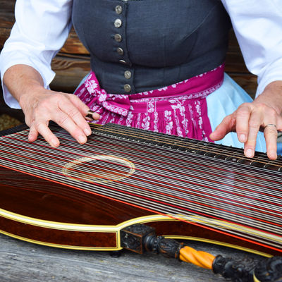 Die ganze musikalische Bandbreite und "Vielsaitigkeit" des Instruments Zither entdecken - beim Zithersonntag an der Glentleiten haben die Besucher dazu Gelegenheit.