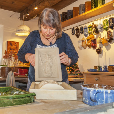 Keramikmeisterin Doris Schickel zeigt whrend der Kachelofentage in der Glentleitner Hafnerei, wie Ofenkacheln handwerklich entstehen.