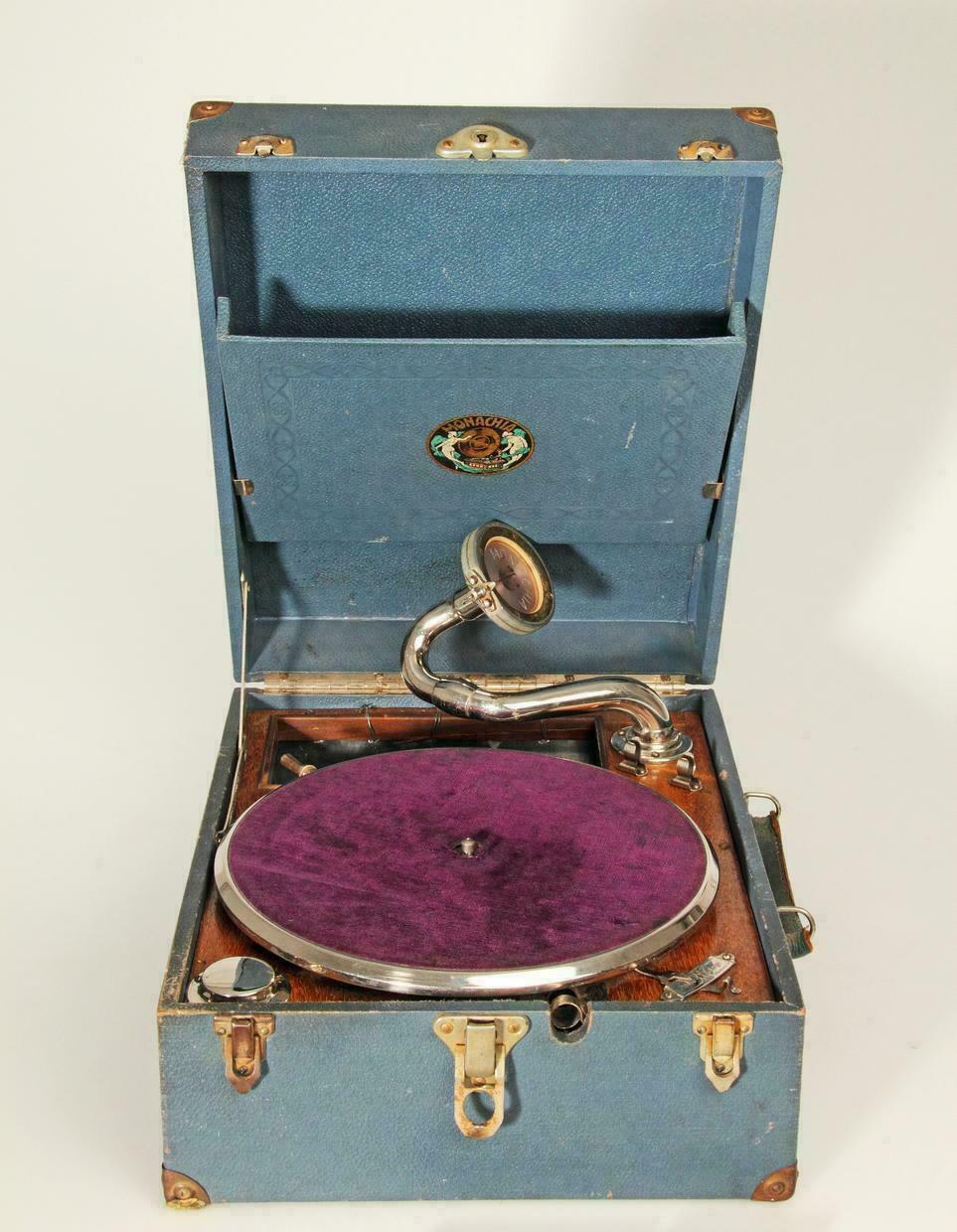 Koffergrammophon der Marke "Monachia". Das Abspielen von Schellackplatten auf solchen Geräten war in den 1920er Jahren sehr beliebt.