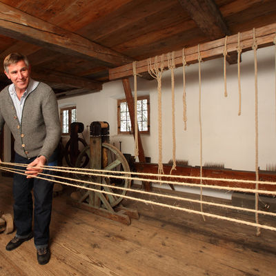 The furnishings in the rope workshop are from the 19th century and came from a workshop which was in operation in Weilheim, Upper Bavaria, until 1925. A new building was constructed by the Open Air Museum specifically to show it to this extent.