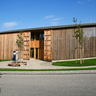 The district assembly of Upper Bavaria passed a resolution in 2012 to have a new entrance building constructed for its Glentleiten Open Air Museum. There was a Europe-wide competition one year later in which almost 300 architecture firms took part. The jury chose a design from the Florian Nagler Architekten office in Munich.
