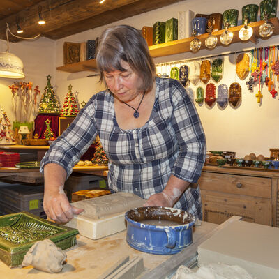 Keramikmeisterin Doris Schickel zeigt whrend der Kachelofentage in der Glentleitner Hafnerei, wie Ofenkacheln handwerklich entstehen.