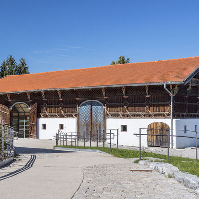 The Starkerer barn is superficially one of the most beautiful barns in Upper Bavaria. The façade (south side and east pediment) are decorated with opulent Bundwerk and imaginative carvings. The barn's four large doors are also richly designed. As some conclusive remains of the original ornamental painting had been preserved, it was possible to reconstruct the original colours.