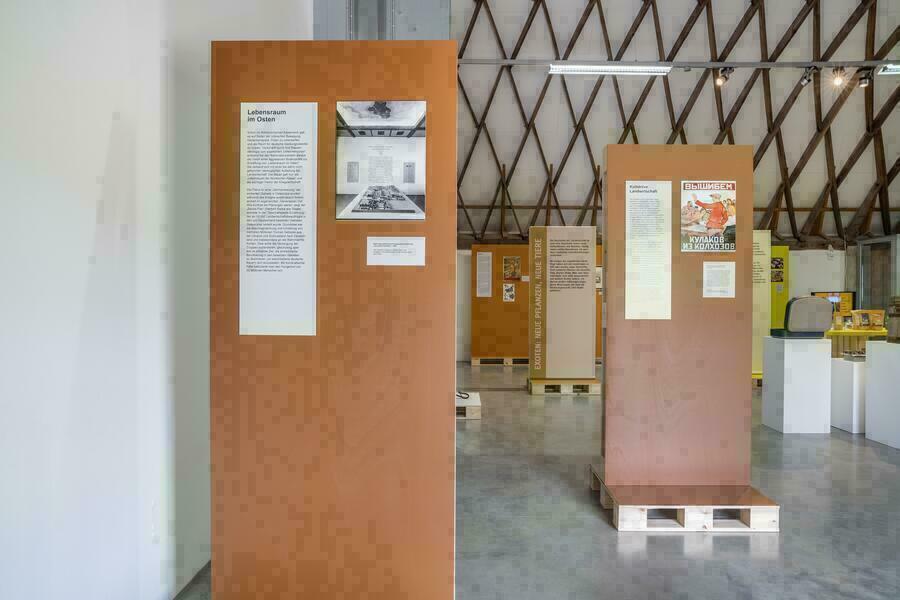 Fotorundgang durch die Sonderausstellung »Utopie Landwirtschaft«. Detailansicht des Ausstellungsbereiches "Wem gehört der Boden?".