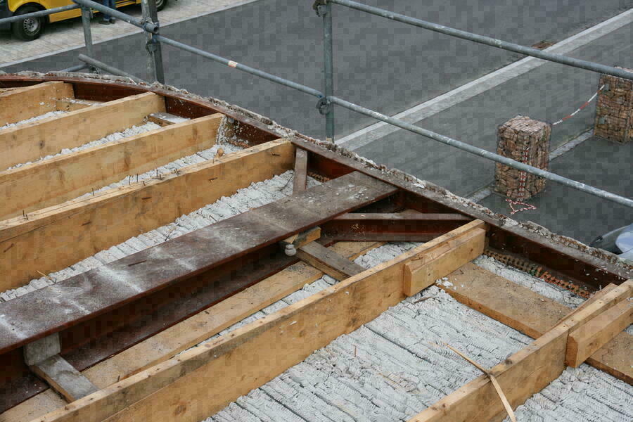 Von Beton keine Spur: Unter dem Blechdach kommt eine Holz-Stahl-Konstruktion zum Vorschein. Das verputzte Streckmetall ist von unten an die Holzbinder angenagelt.