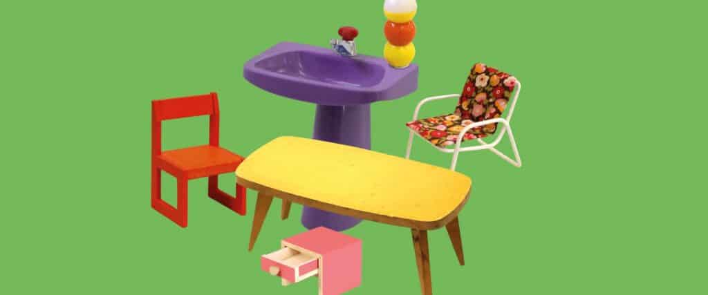 Sonderausstellung “Wohntrends in Miniatur” Auf grünem Untergrund sind verschiedene Möbel aus unterschiedlichen Jahrzehnten des 20. Jahrhunderts angeordnet.