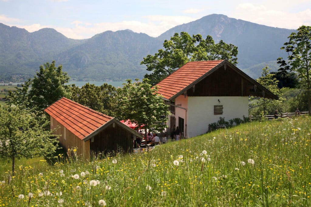 Salettl und Kegelbahn mit Blick zum Kochelsee