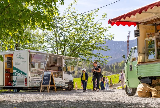 Glentleitner Genusszeit 2024 Zwei mobile Marktstände im Freien.