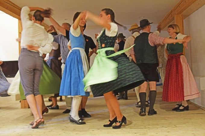 Tanzende Menschen in Tracht.