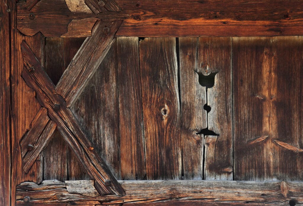 Holzdetail an einem Gebäude