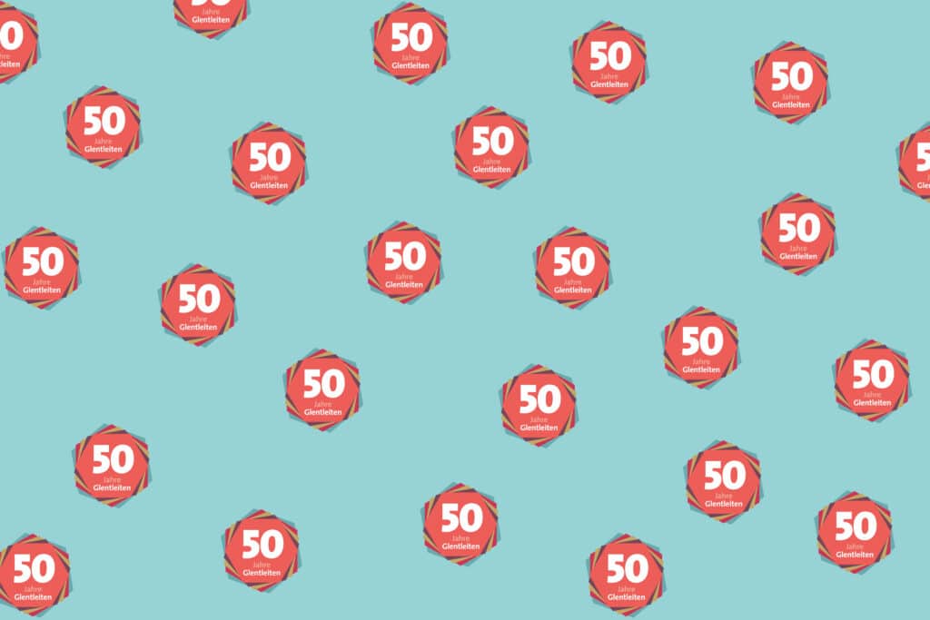 Grafik: auf türkisem Grund Sechsecke in Orange mit dem Schriftzug "50 Jahre Glentleiten"