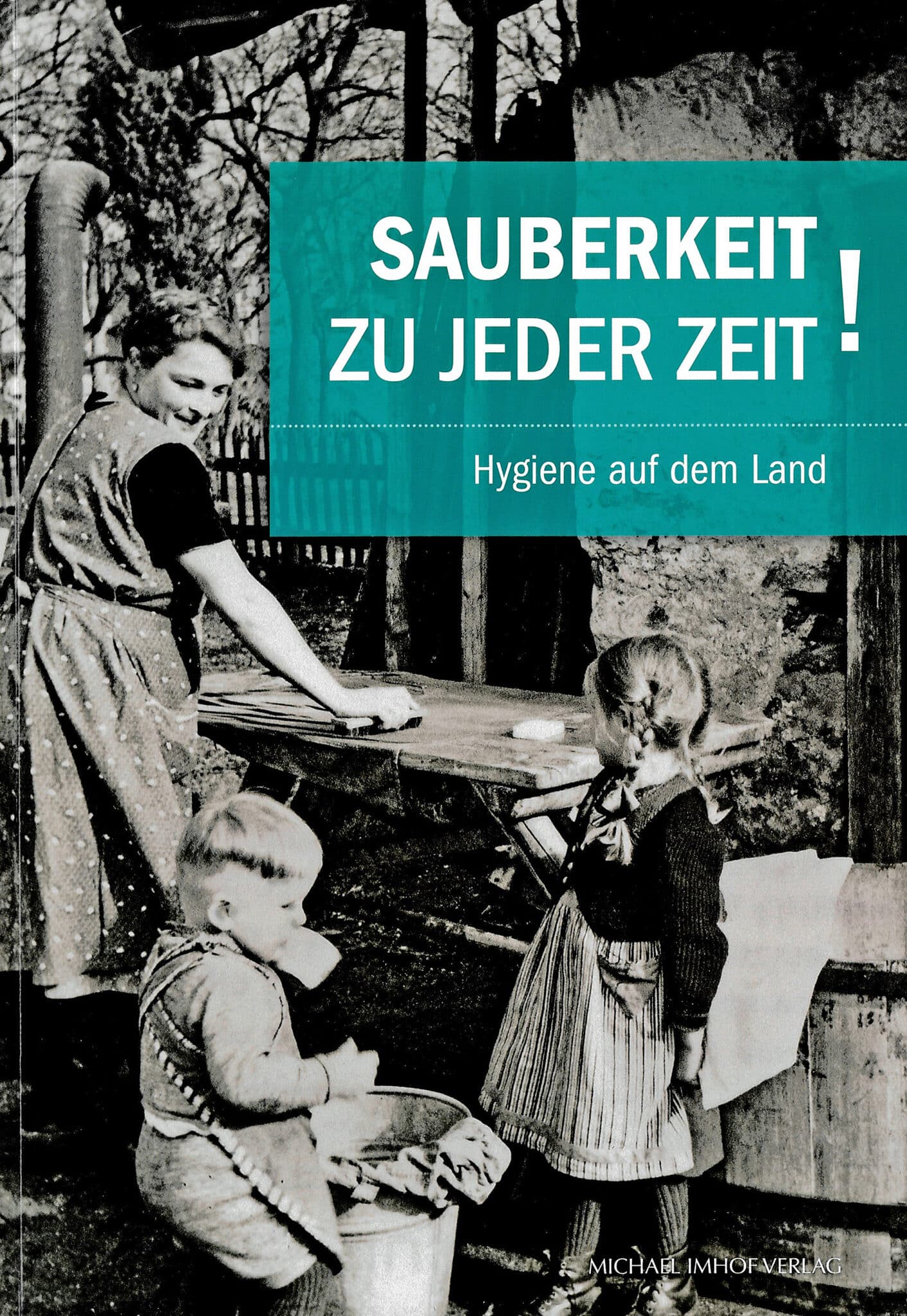 Auf einem Buchcover steht "Sauberkeit zu jeder Zeit! Hygiene auf dem Land", darunter ein Schwarz-Weiß-Bild einer Wäsche-Wasch-Situation (eine Frau schrubbt auf einem Holzbrett ein Stück Stoff, zwei Kinder sind um sie herum)