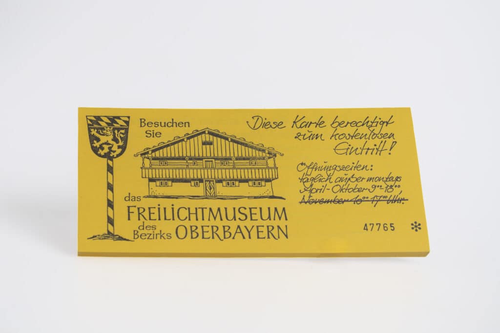 Ein Block mit Freikarten für das Freilichtmuseum des Bezirks Oberbayern (schwarze Schrift auf gelbem Grund)